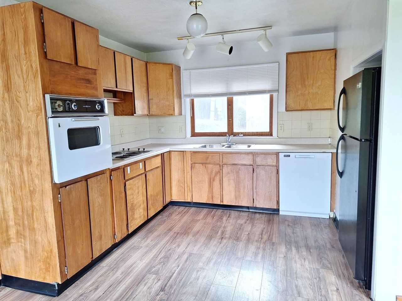 1100 Sw Hailey Ave - Photo 3 of 9