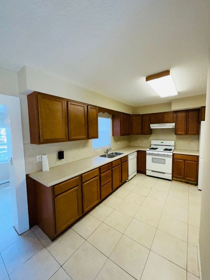 1701 Sunrise Blvd - Photo 6 of 13