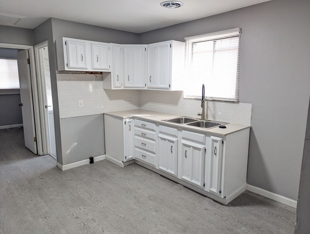 5555 Labadie Ave - Photo 3 of 9
