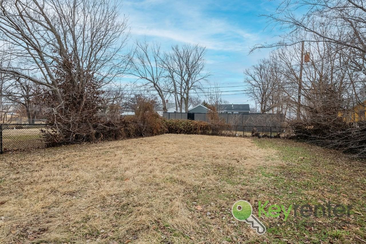 1338 N Volutsia Ave - Photo 3 of 20