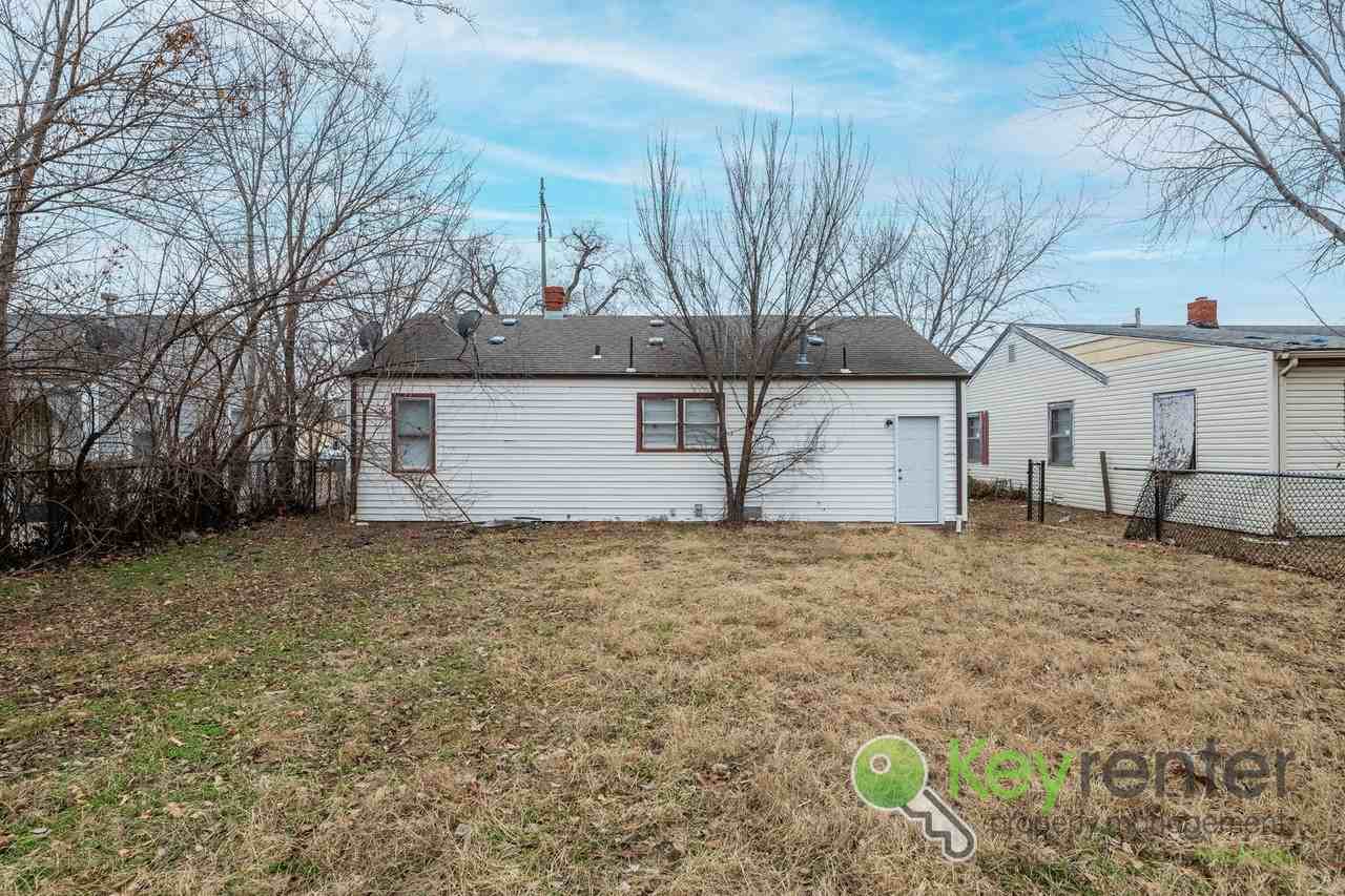 1338 N Volutsia Ave - Photo 4 of 20