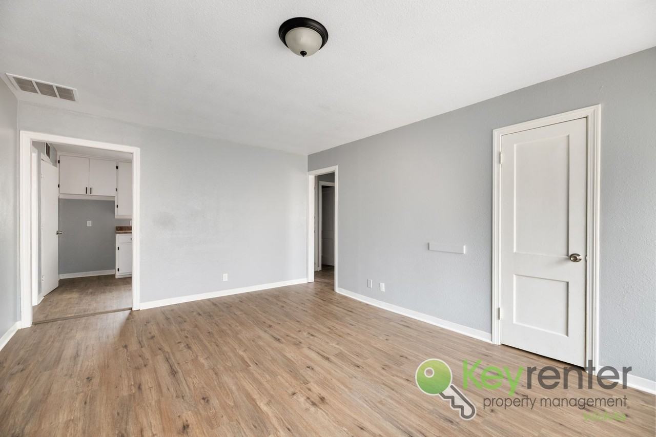 1338 N Volutsia Ave - Photo 5 of 20