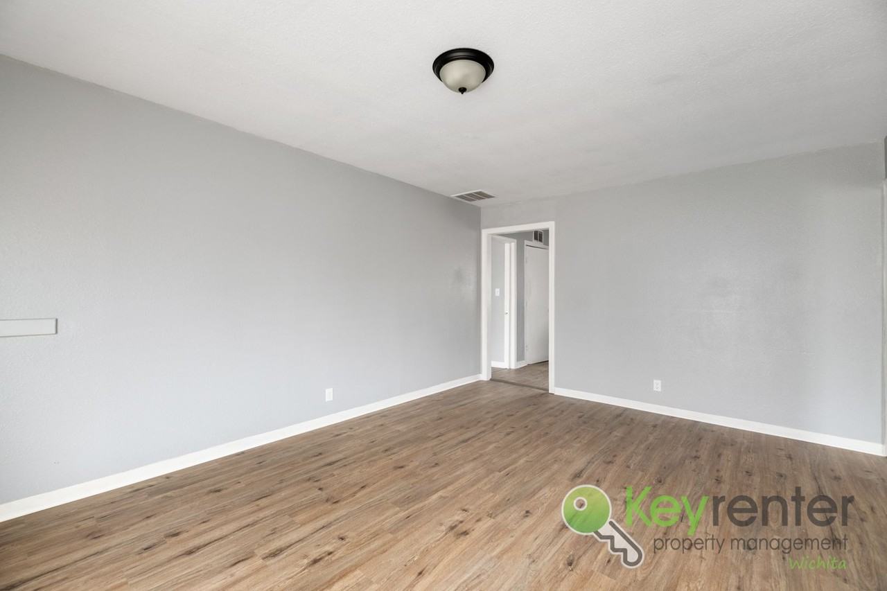 1338 N Volutsia Ave - Photo 6 of 20