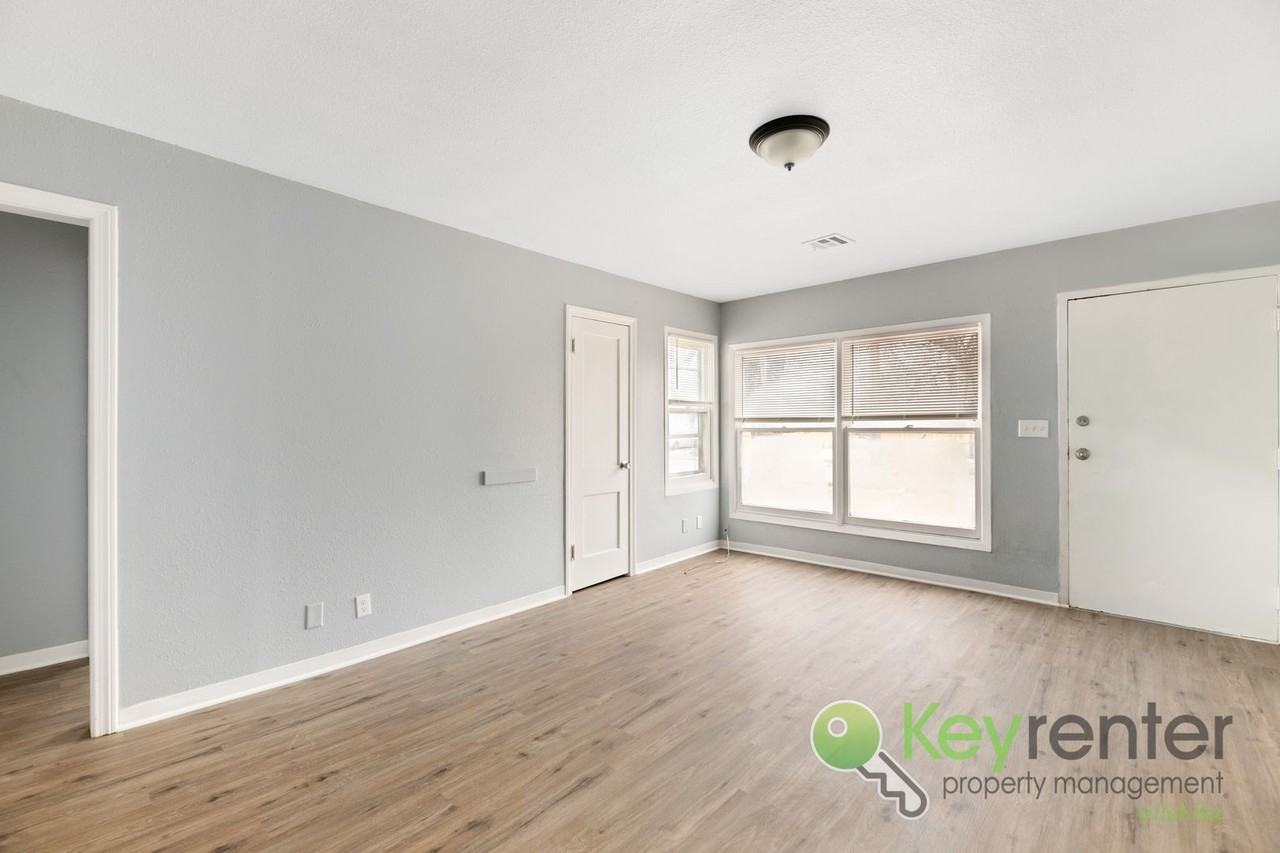 1338 N Volutsia Ave - Photo 7 of 20