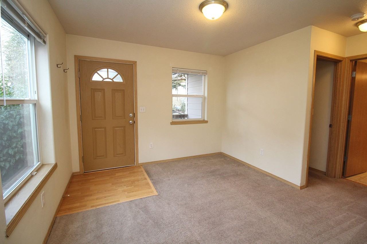 812 N Dekum St - Photo 3 of 28