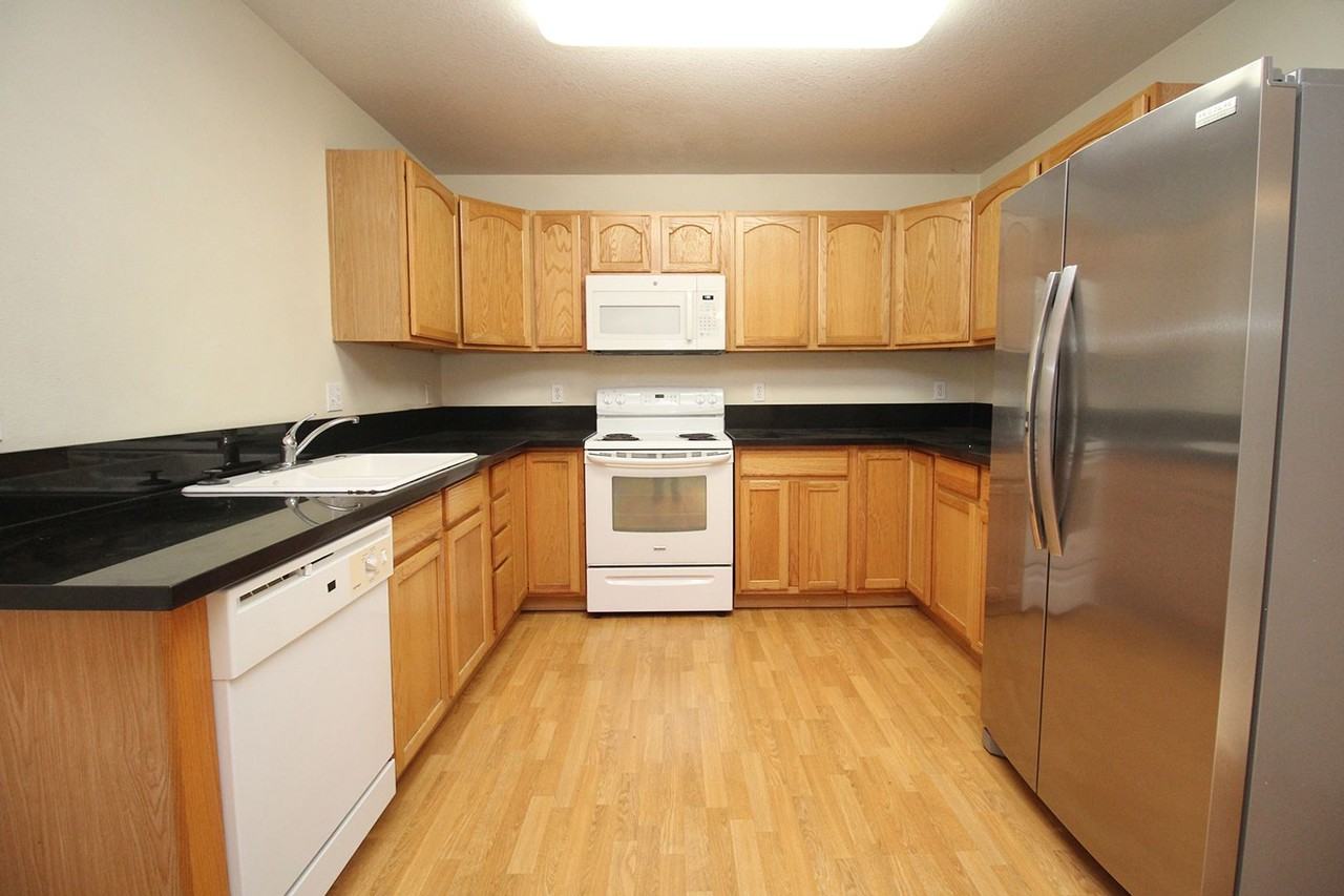 812 N Dekum St - Photo 7 of 28