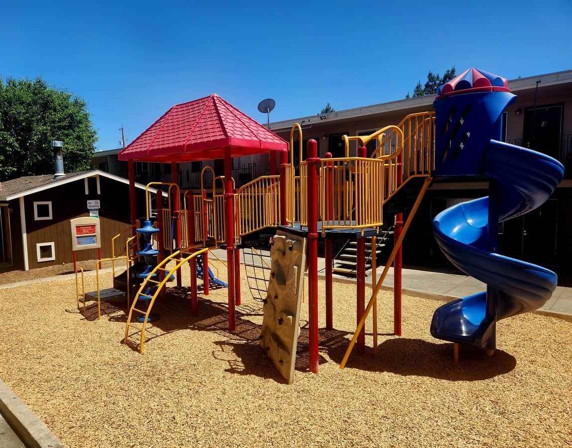 1531 Adelaide St - Photo 3 of 9