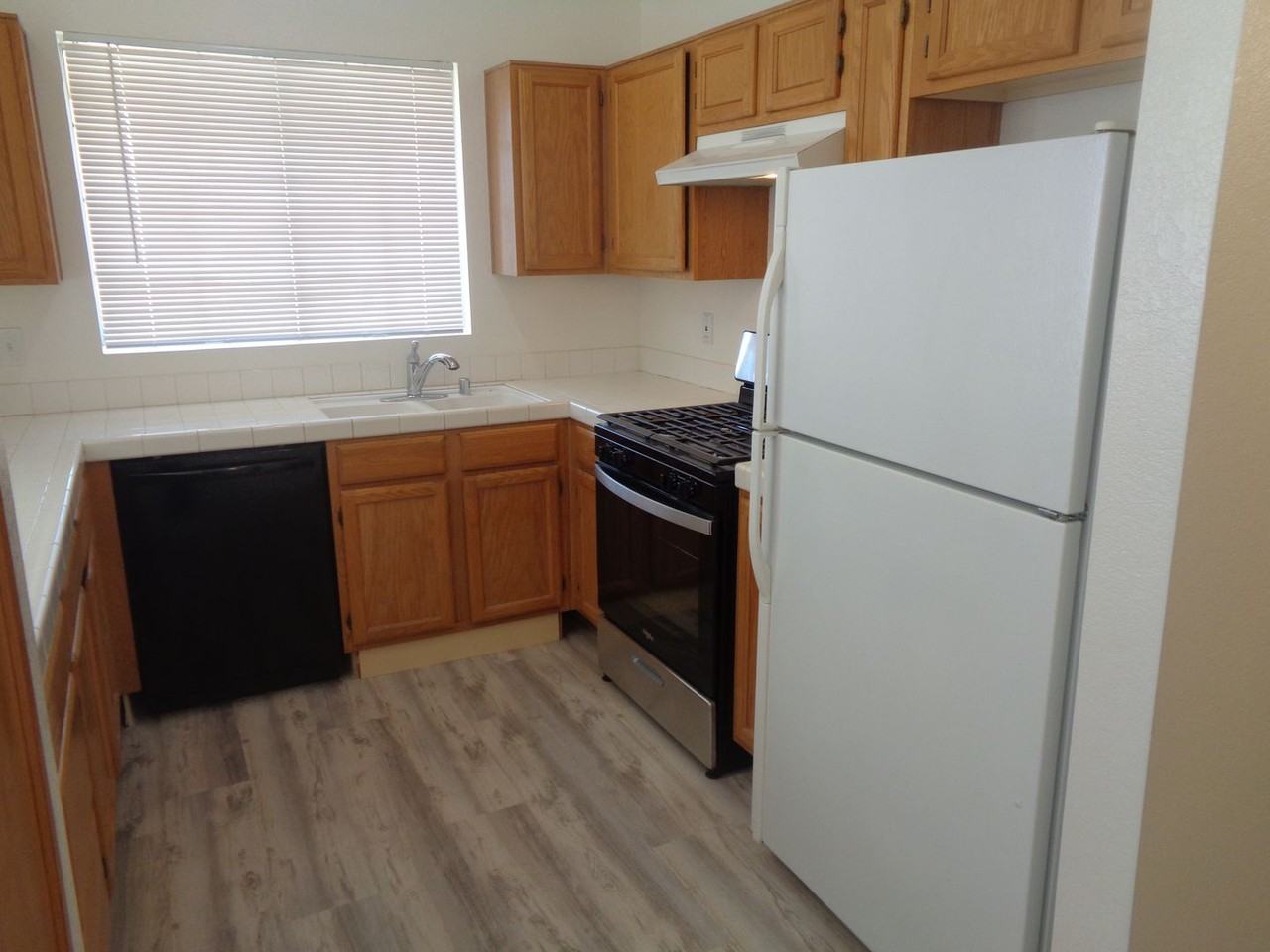 1049 Stetson Ave - Photo 2 of 20