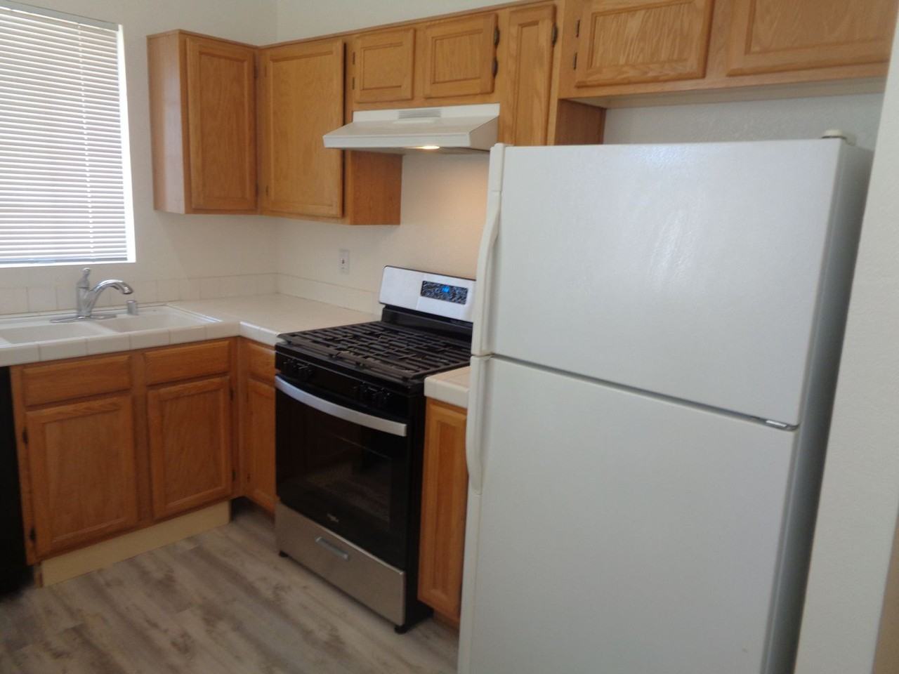 1049 Stetson Ave - Photo 3 of 20