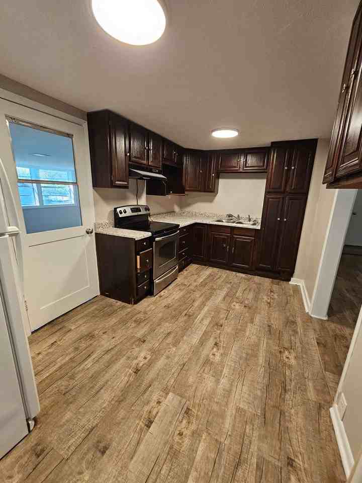 712 E 2nd St - Photo 3 of 7