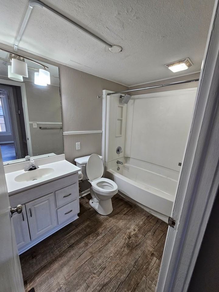 712 E 2nd St - Photo 6 of 7