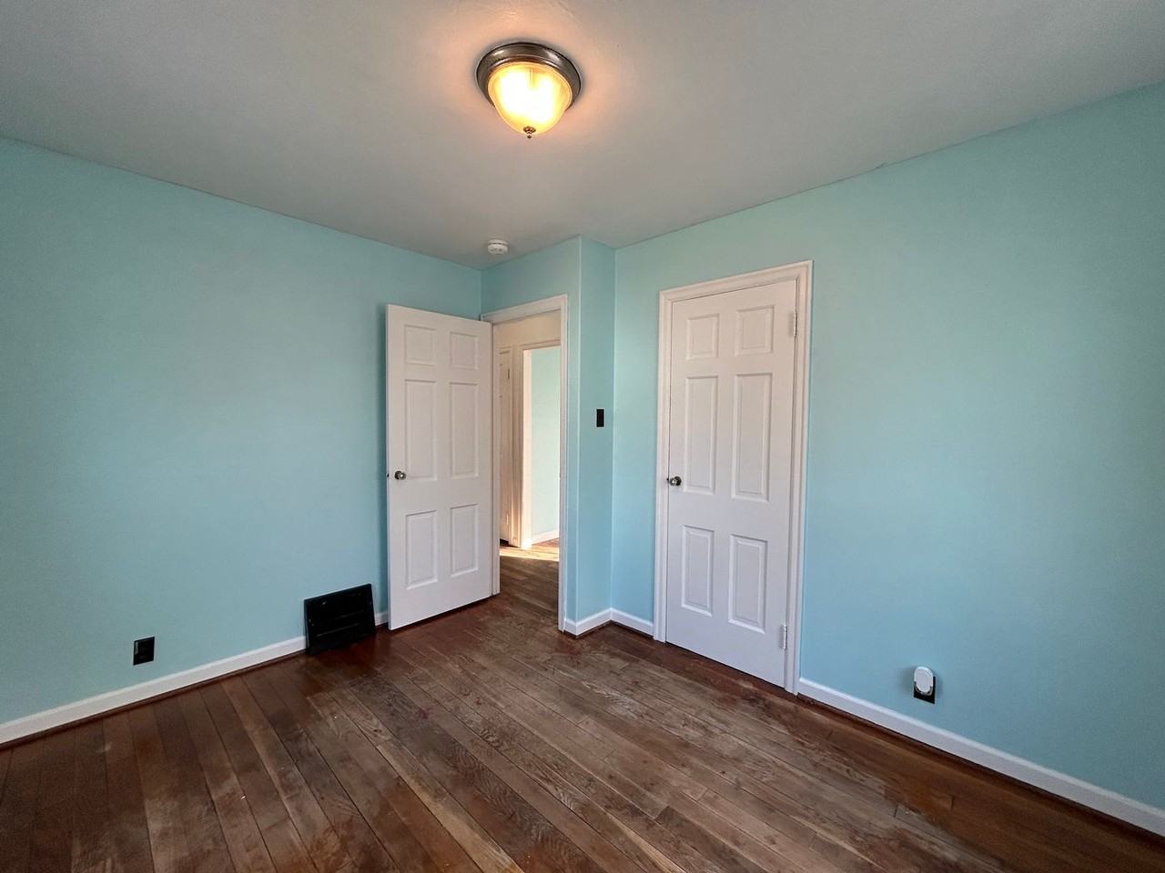 1329 N Elmer St - Photo 4 of 19