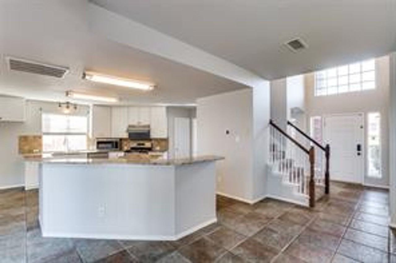 1417 Summerhill Dr - Photo 3 of 9