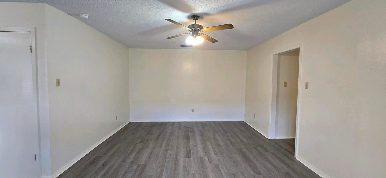 107 Queens Ct - Photo 3 of 24