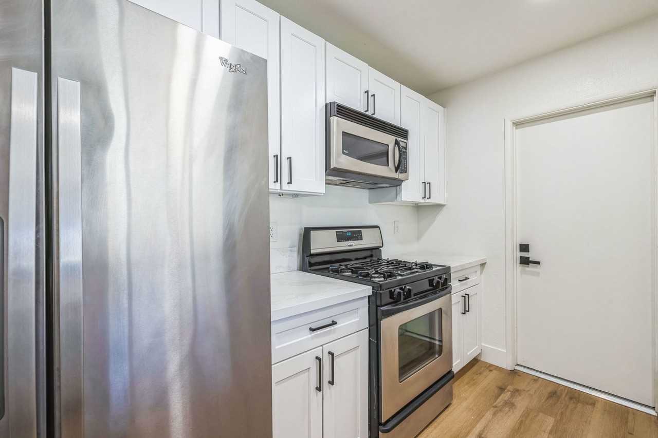 2325 N Magnolia Rd - Photo 2 of 30