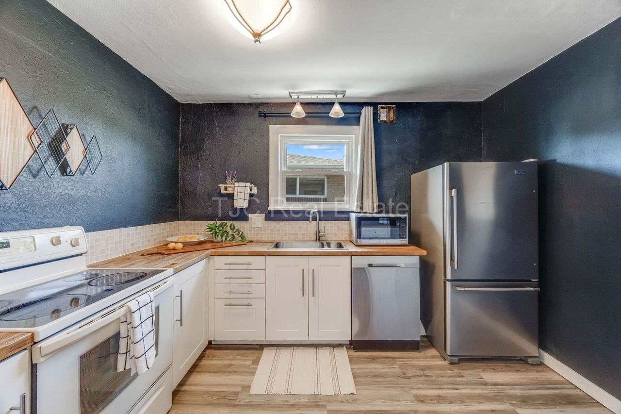 4907 Grove St - Photo 7 of 19