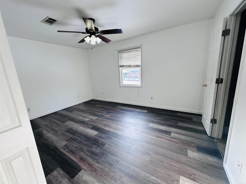 211 Leonard St - Photo 4 of 8