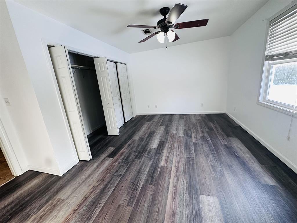 211 Leonard St - Photo 7 of 8