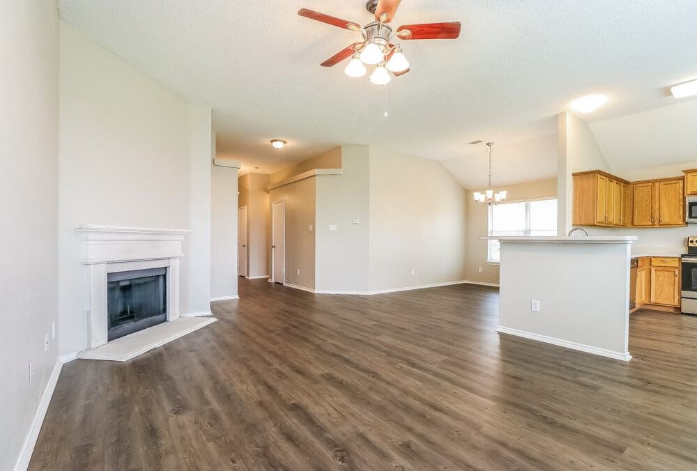 1701 Wolf Creek Dr - Photo 2 of 15