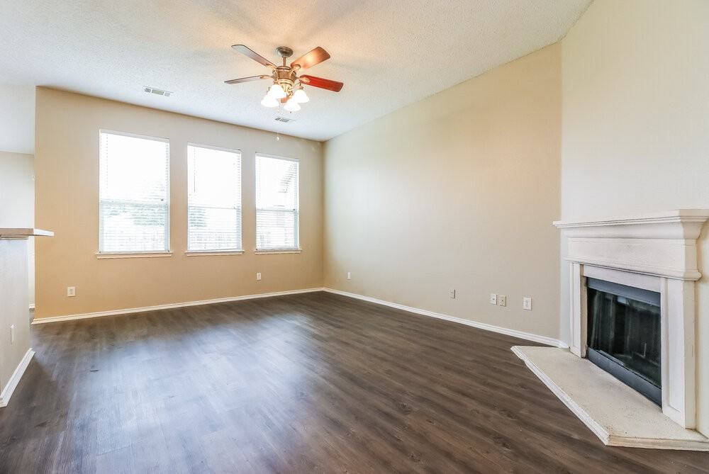 1701 Wolf Creek Dr - Photo 3 of 15