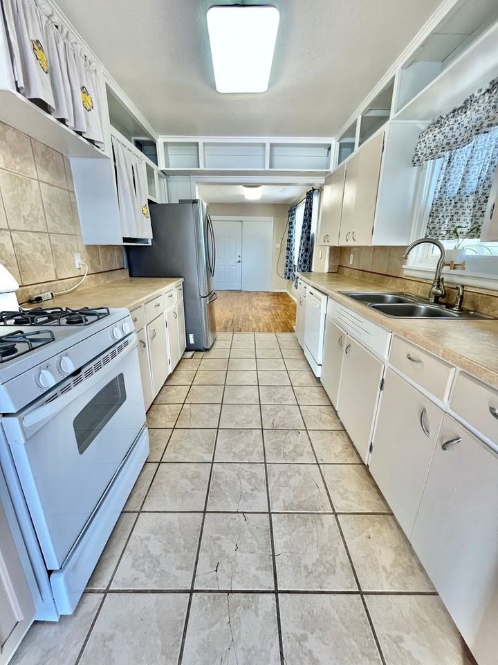 2111 E 5th St #2111E5thST - Photo 3 of 17