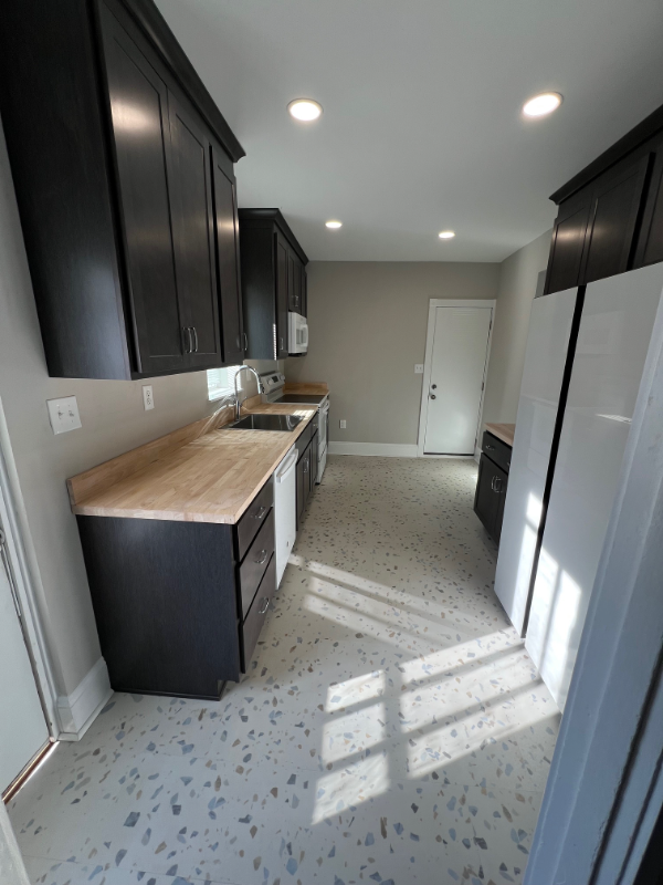 907 Marshall St - Photo 2 of 9