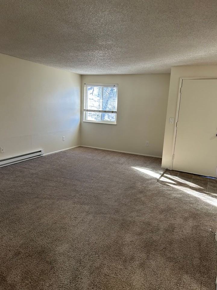 457 Se Lilly Ave Apt D - Photo 3 of 11