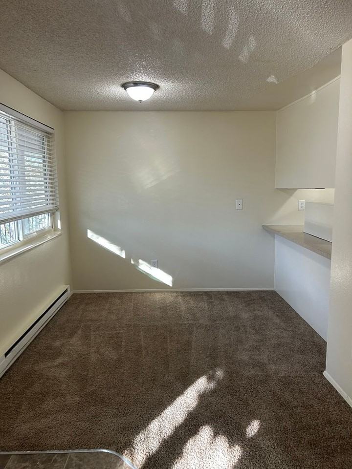 457 Se Lilly Ave Apt D - Photo 4 of 11