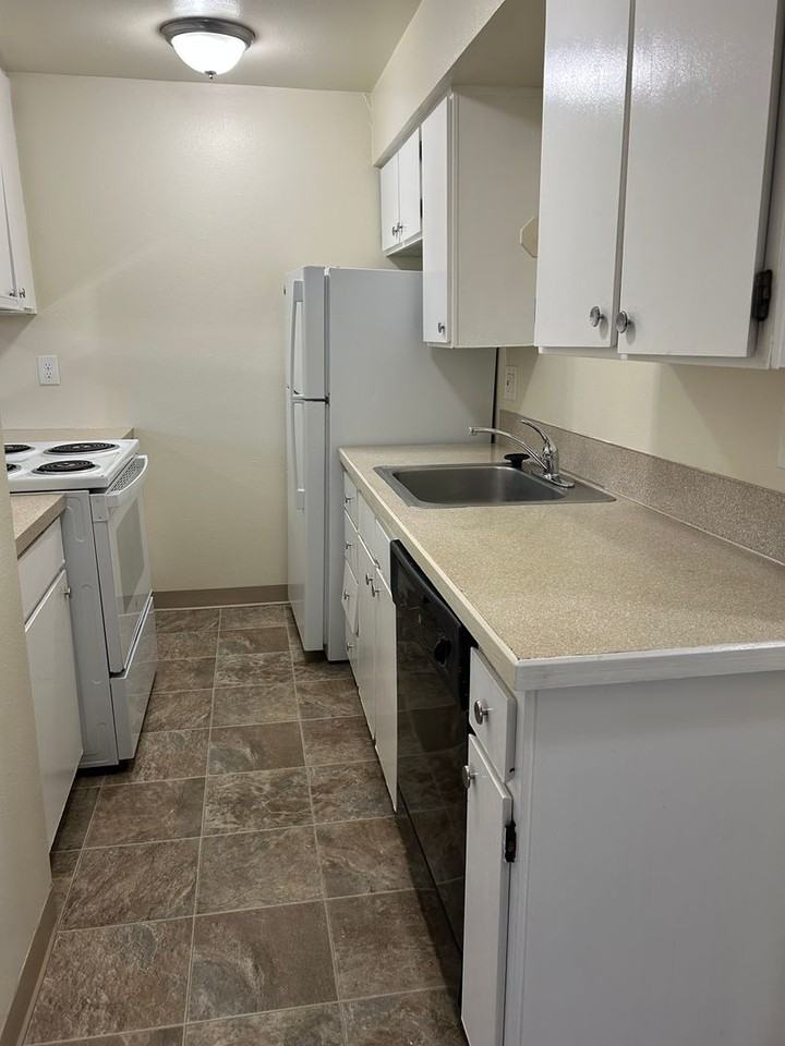 457 Se Lilly Ave Apt D - Photo 5 of 11