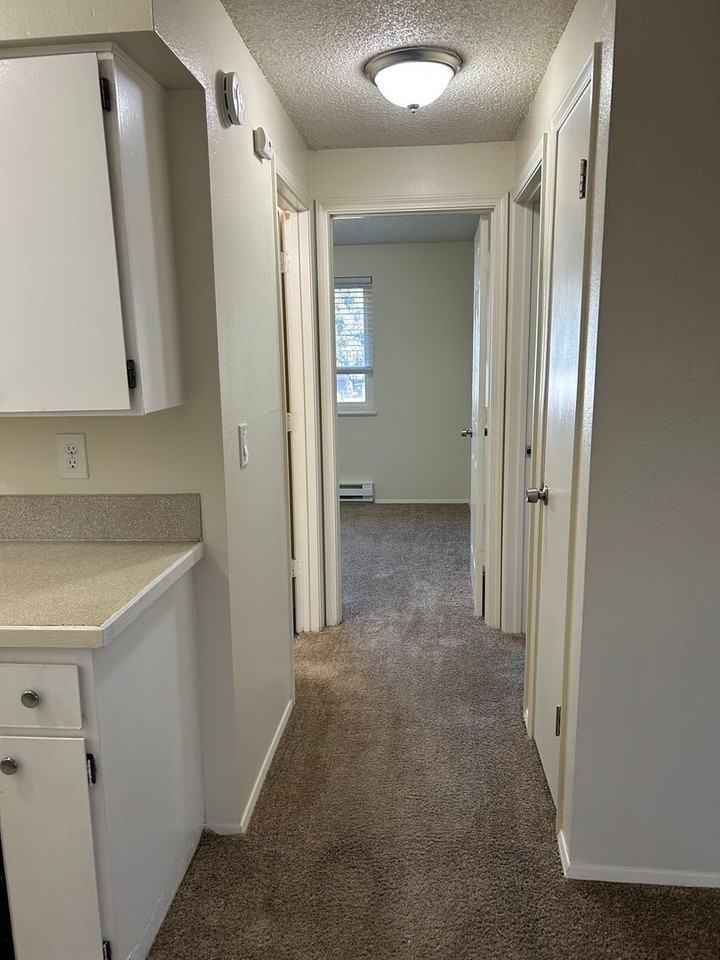 457 Se Lilly Ave Apt D - Photo 6 of 11