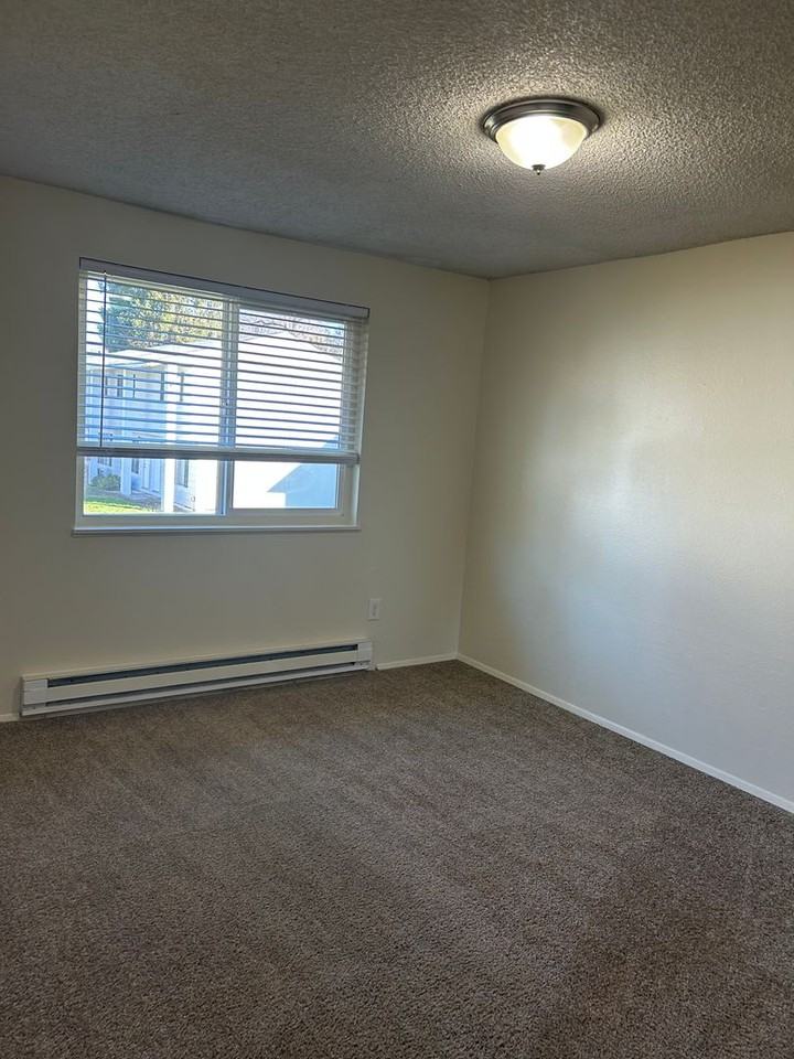 457 Se Lilly Ave Apt D - Photo 7 of 11