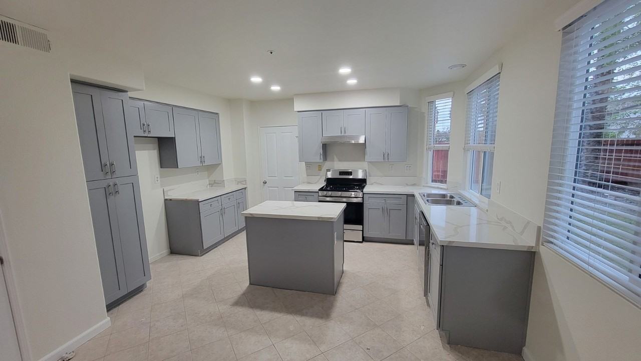 14039 Oxford St - Photo 2 of 9