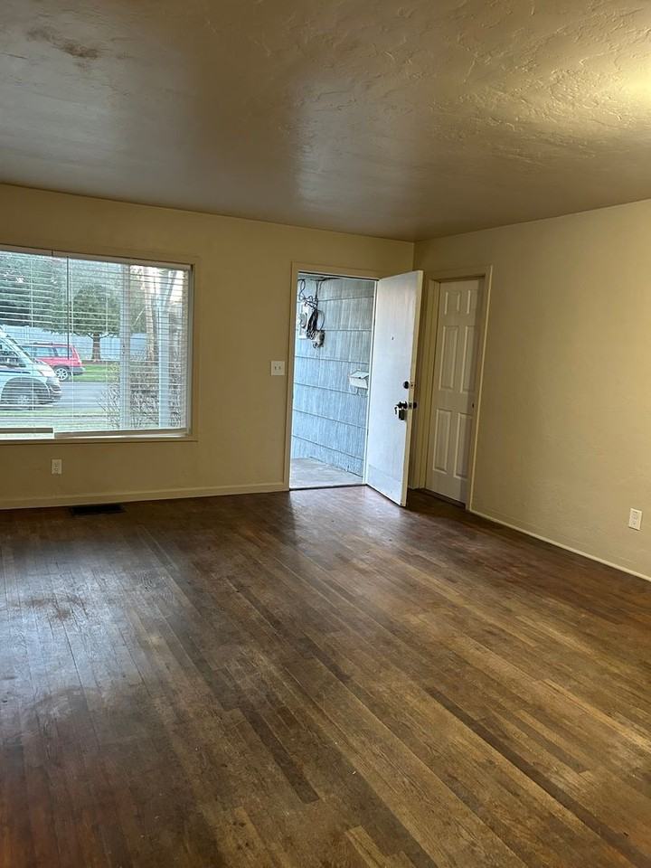 2015 Nw Beca Ave - Photo 2 of 7