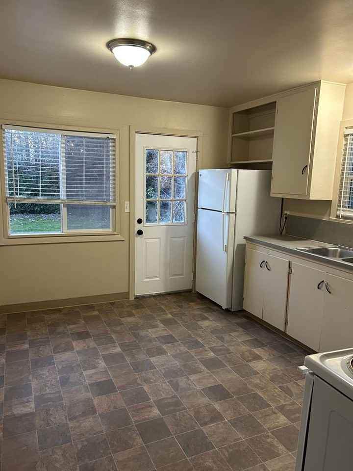 2015 Nw Beca Ave - Photo 3 of 7