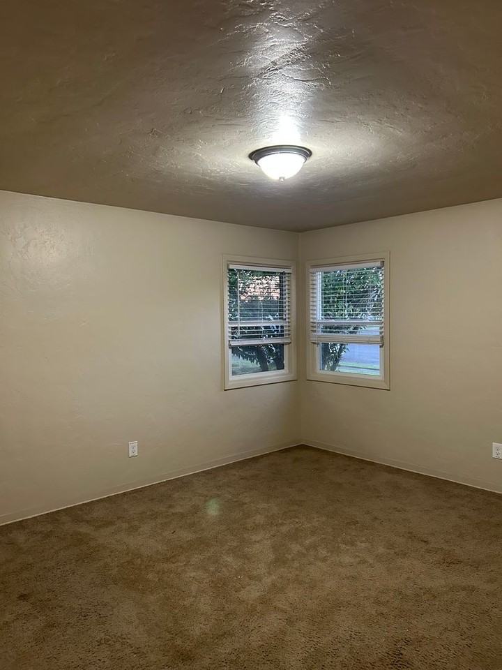 2015 Nw Beca Ave - Photo 5 of 7