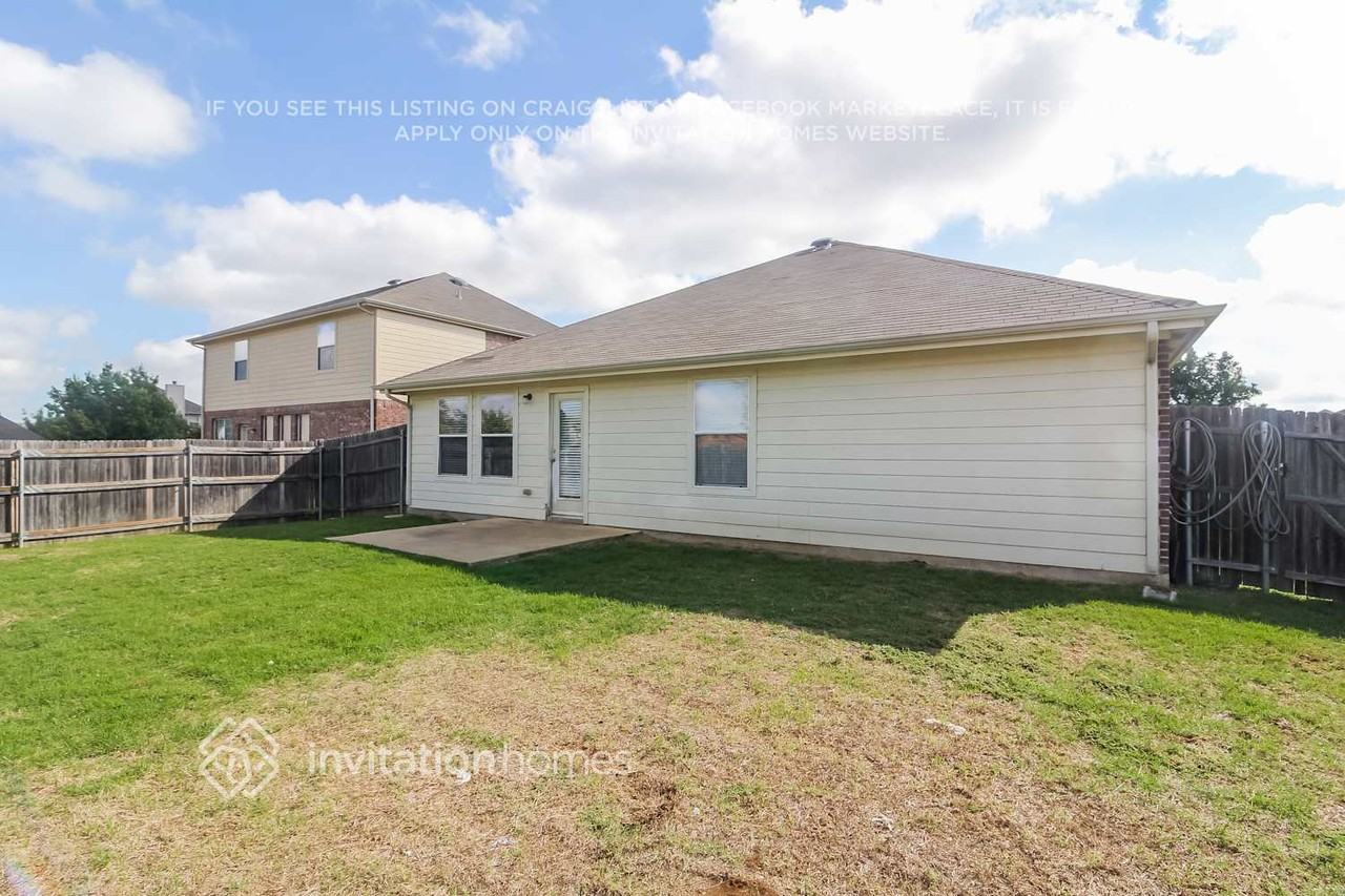 724 W Bend Blvd - Photo 2 of 3