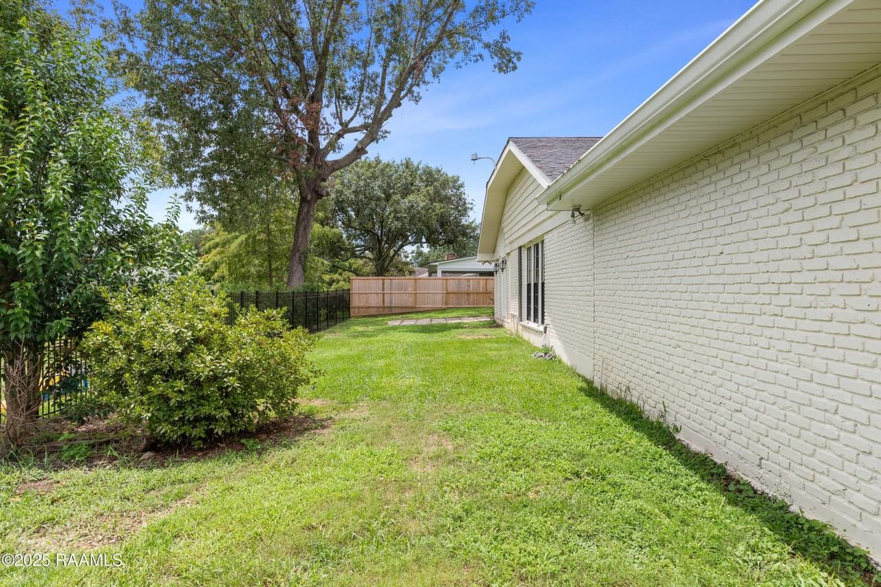 103 Asbury Rd - Photo 4 of 43