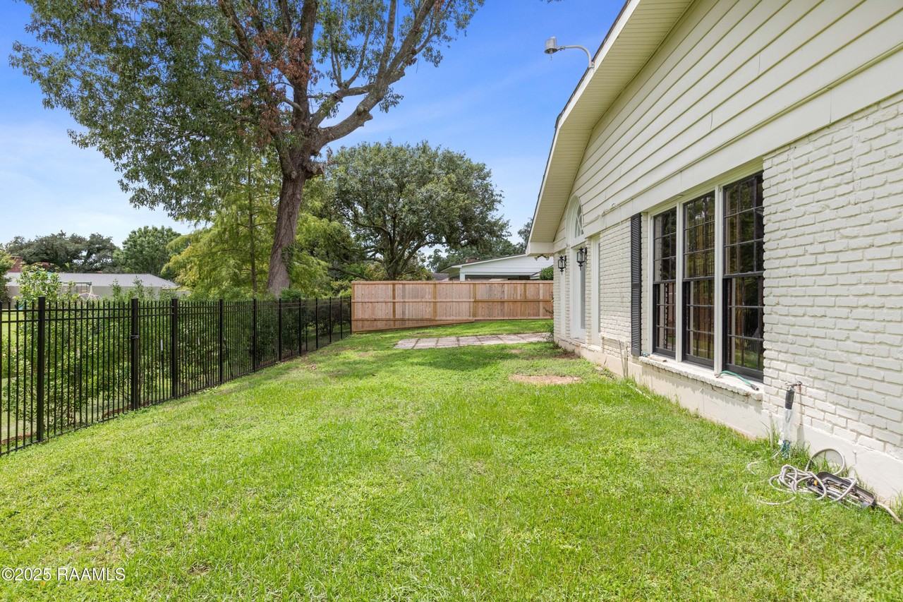 103 Asbury Rd - Photo 5 of 43