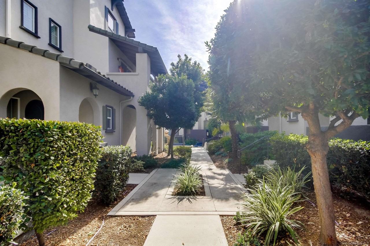 1626 Cliff Rose Dr - Photo 2 of 39