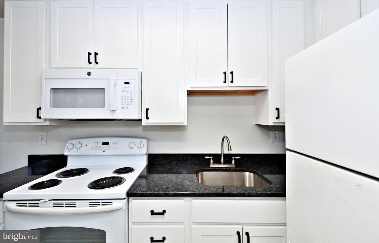 447 North Pine Street - Photo 7 of 30