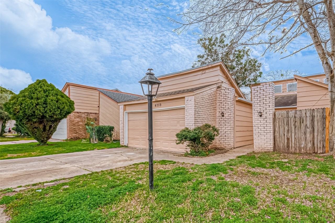 4259 Willow Beach Dr - Photo 2 of 48