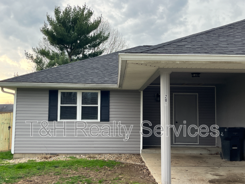 201 W Knox St - Photo 2 of 18