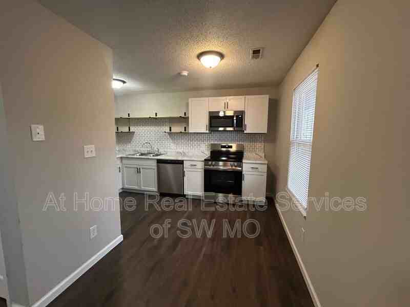 1312 E Mcdaniel St #5 - Photo 3 of 9