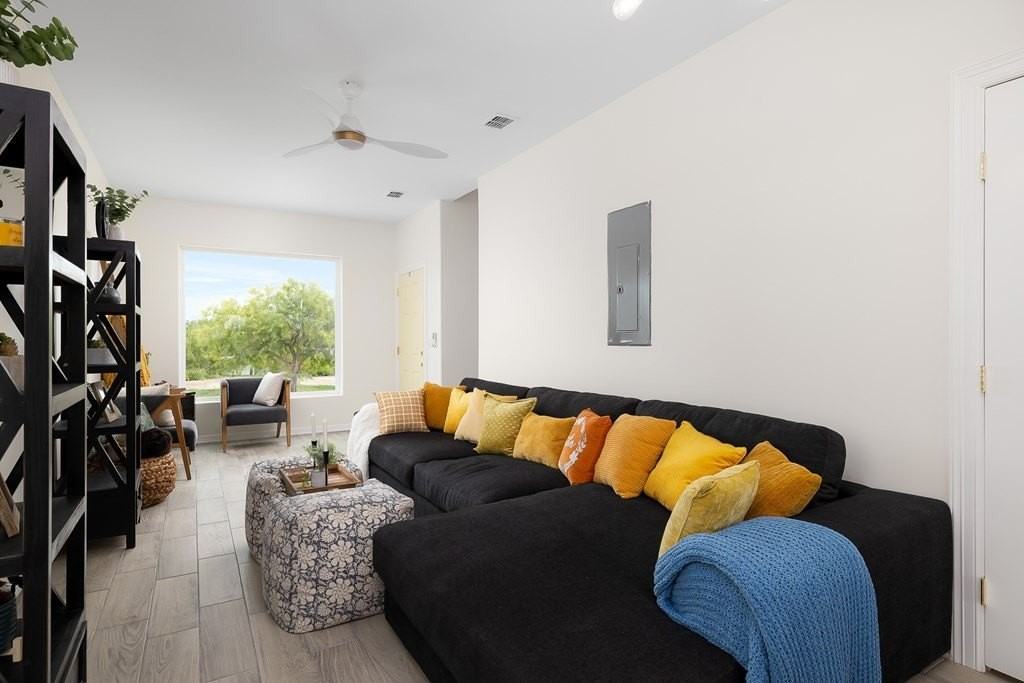 1009 Bass Ave - Photo 4 of 19