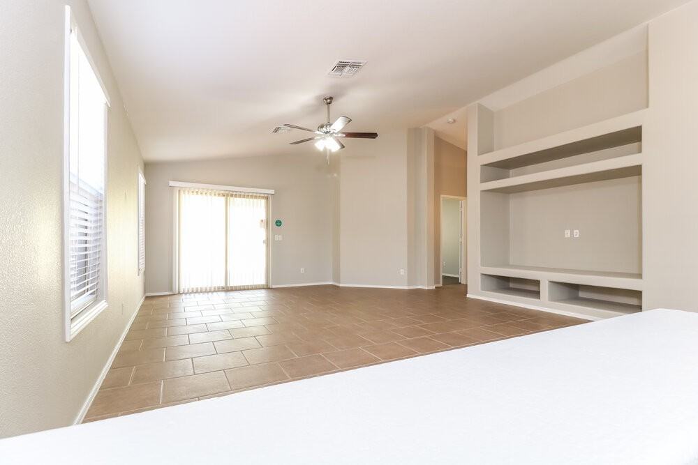 11456 W Sheridan St - Photo 7 of 16