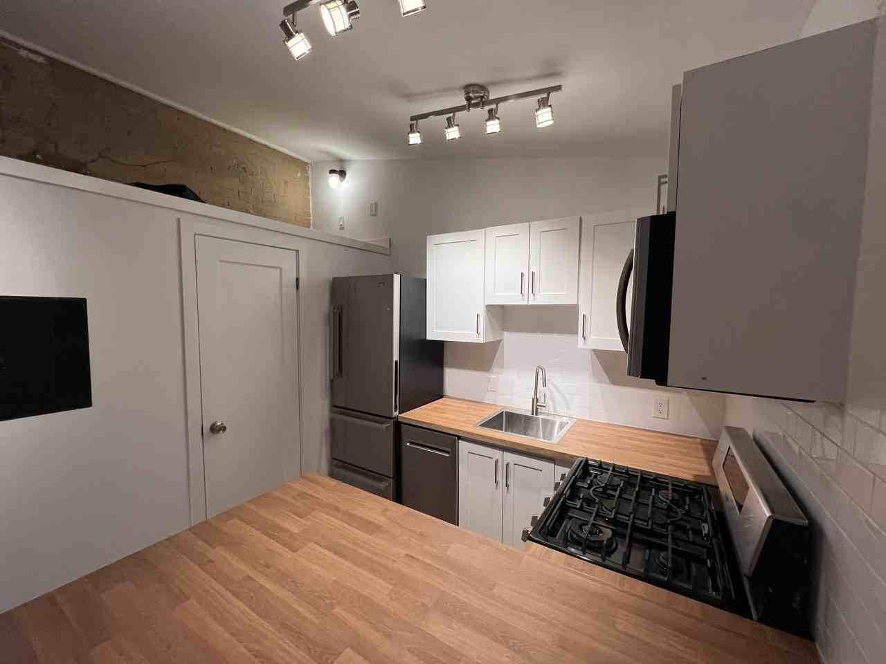 398 Macnab St N Side #SIDE - Photo 2 of 9