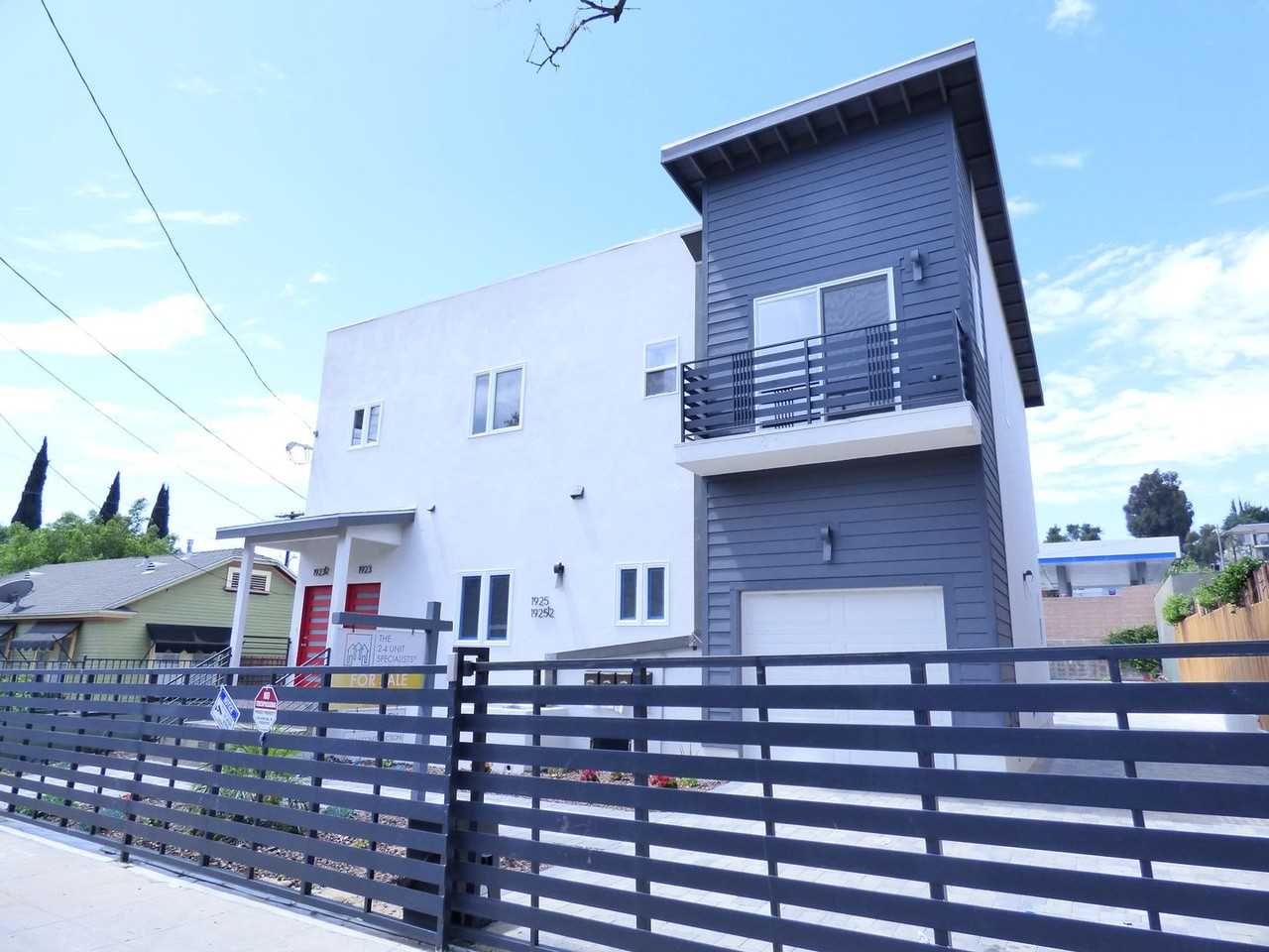 1923 Holly Dr - Photo 2 of 50