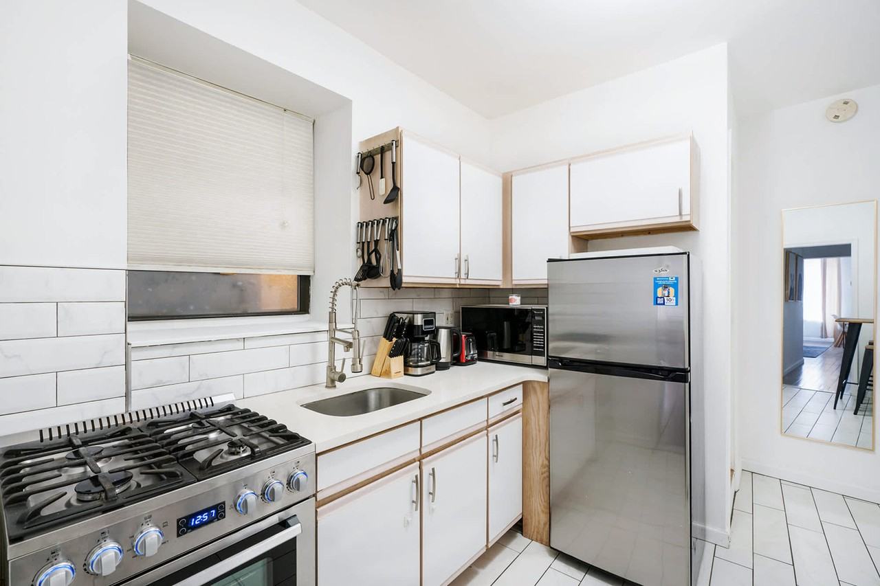 428 W 47th St #1021830P - Photo 6 of 18