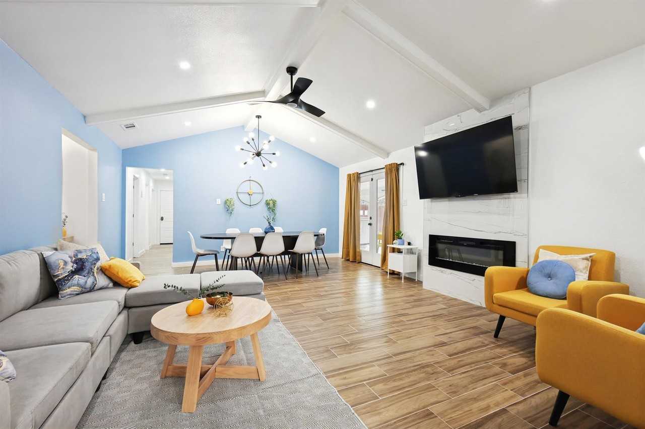 1044 Briarwood Ln #1051607P - Photo 4 of 49