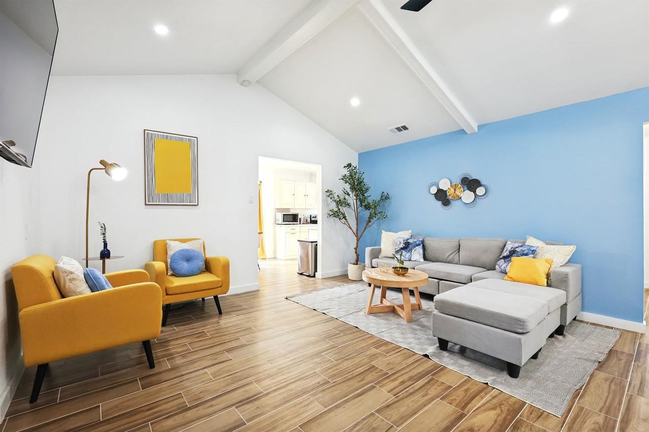 1044 Briarwood Ln #1051607P - Photo 5 of 49